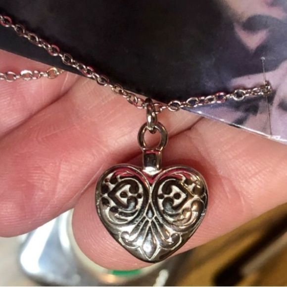 NWOT Heart silver tone pendant and chain 20” -23” - Picture 4 of 6